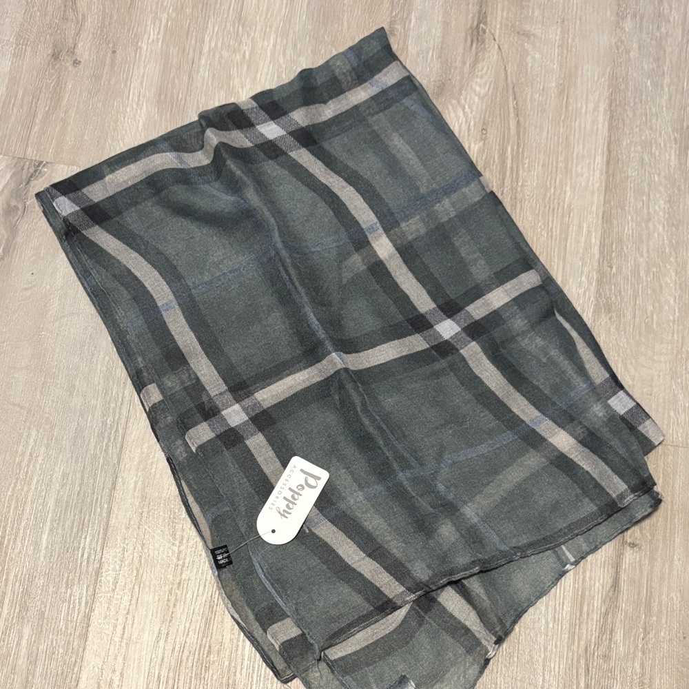 Chic Plaid‎ Scarf in Gray and Green